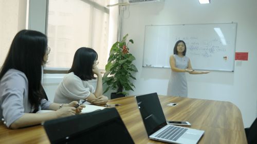 企恩咨詢 專注商學(xué)院服務(wù)，以技術(shù)開發(fā)為翼，為每個(gè)客戶樹一道口碑